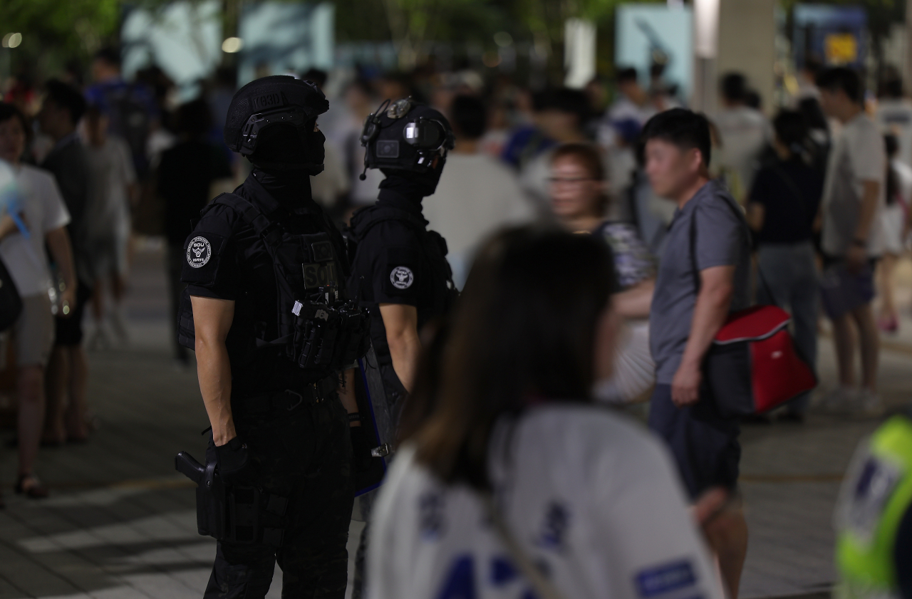 삼성과 LG의 프로야구 경기가 열리는 대구 야구장에서 '흉기 난동'을 부리겠다는 예고 글이 올라온 5일 오후 대구 삼성라이온즈파크에서 경찰특공대가 만일의 상황에 대비하고 있다. 기사 내용과는 무관. [연합]