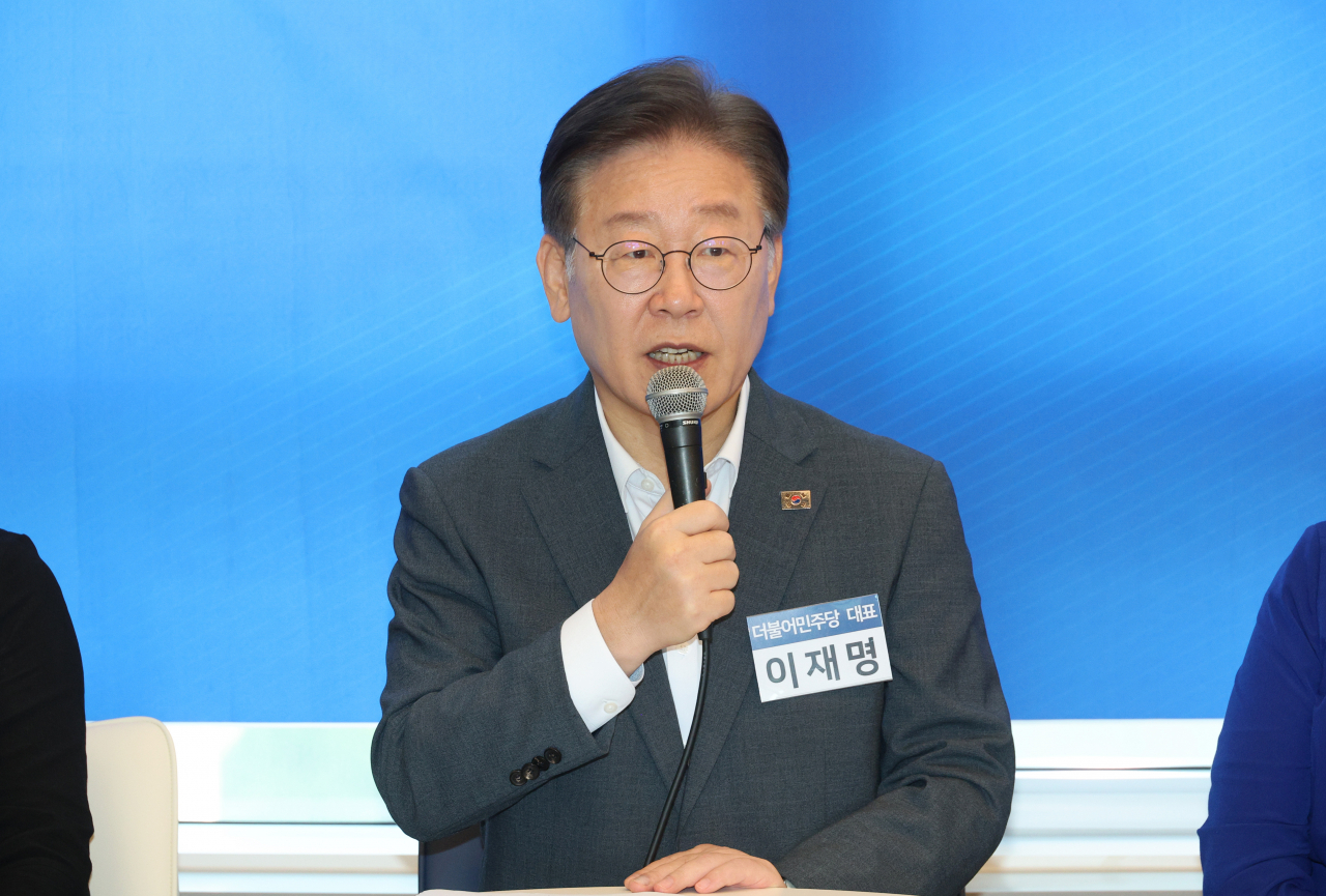 이재명 더불어민주당 대표가 8일 오후 경기 광명시자영업지원센터에서 열린 취약차주 소상공인·자영업자 보호를 위한 현장간담회에서 인사말을 하고 있다. [연합]