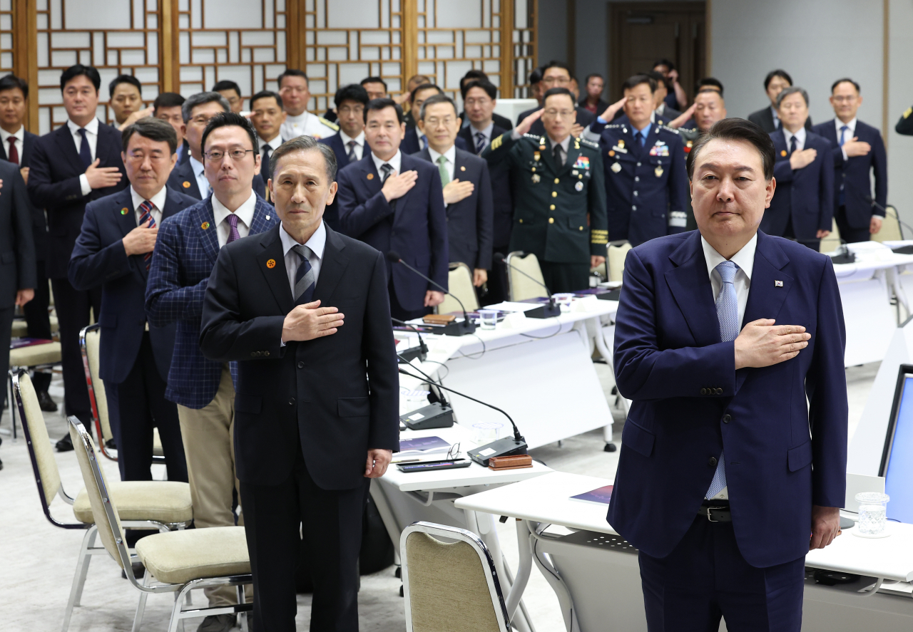 윤석열 대통령이 8일 서울 용산 대통령실 청사에서 열린 국방혁신위원회 2차 회의에서 국기에 경례하고 있다. [연합]