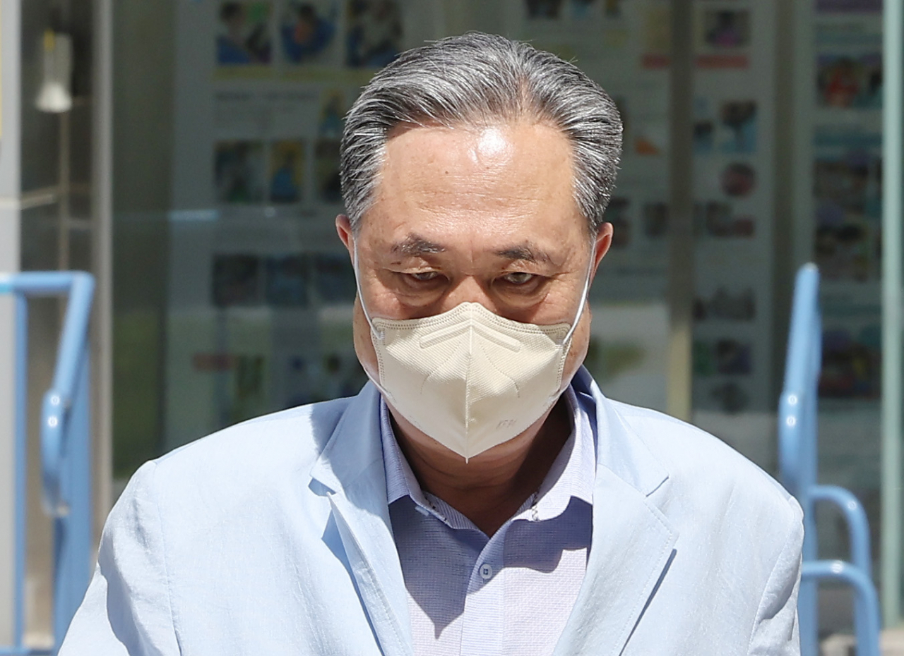 새마을금고중앙회의 펀드 출자 과정에서 금품을 수수한 의혹을 받는 박차훈 새마을금고중앙회장이 8일 오후 구속 전 피의자 심문(영장심사)을 받기 위해 서울동부지법으로 들어서고 있다. [연합]