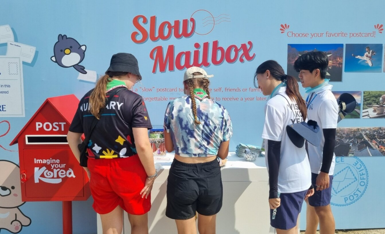 슬로우 메일박스(Slow Mailbox)에 넣기 위해 편지를 쓰고 있는 잼버리 대원들. [문화체육관광부 제공]