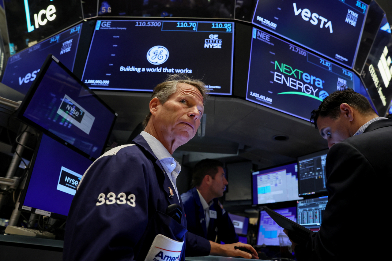 미국 뉴욕증권거래소(NYSE)에서 트레이더들이 업무를 보고 있다. [연합]