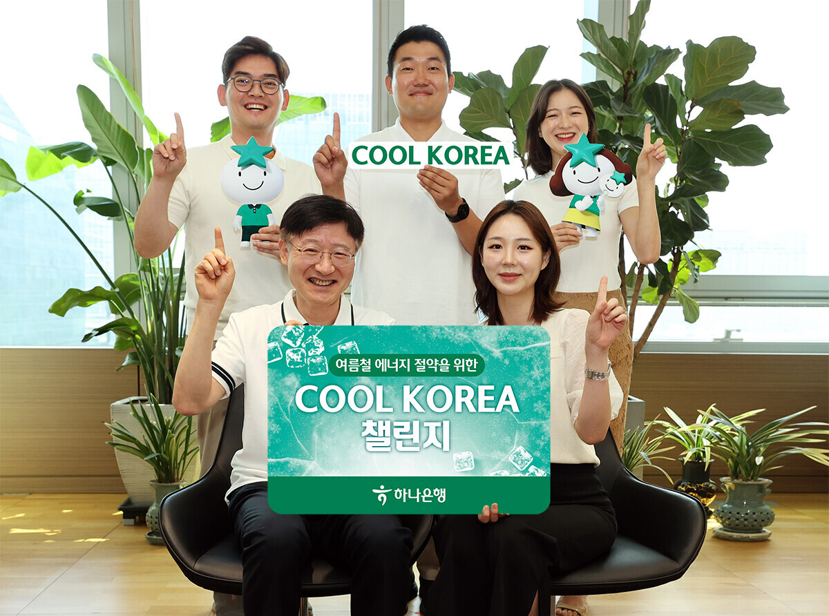 지난 8일 서울 중구 하나은행 본점에서 이승열(앞줄 왼쪽) 하나은행장과 직원들이 함께 기념 촬영을 하고 있다.[하나은행 제공]