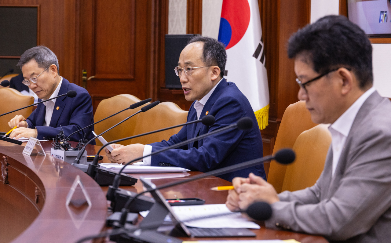 추경호(가운데) 부총리 겸 기획재정부 장관이 9일 오전 서울 종로구 정부서울청사에서 열린 비상 경제장관회의 겸 수출 투자대책 회의에 참석해 최근 경제 상황과 수출 확대를 위해 논의될 의제에 대해 발언하고 있다. [연합]
