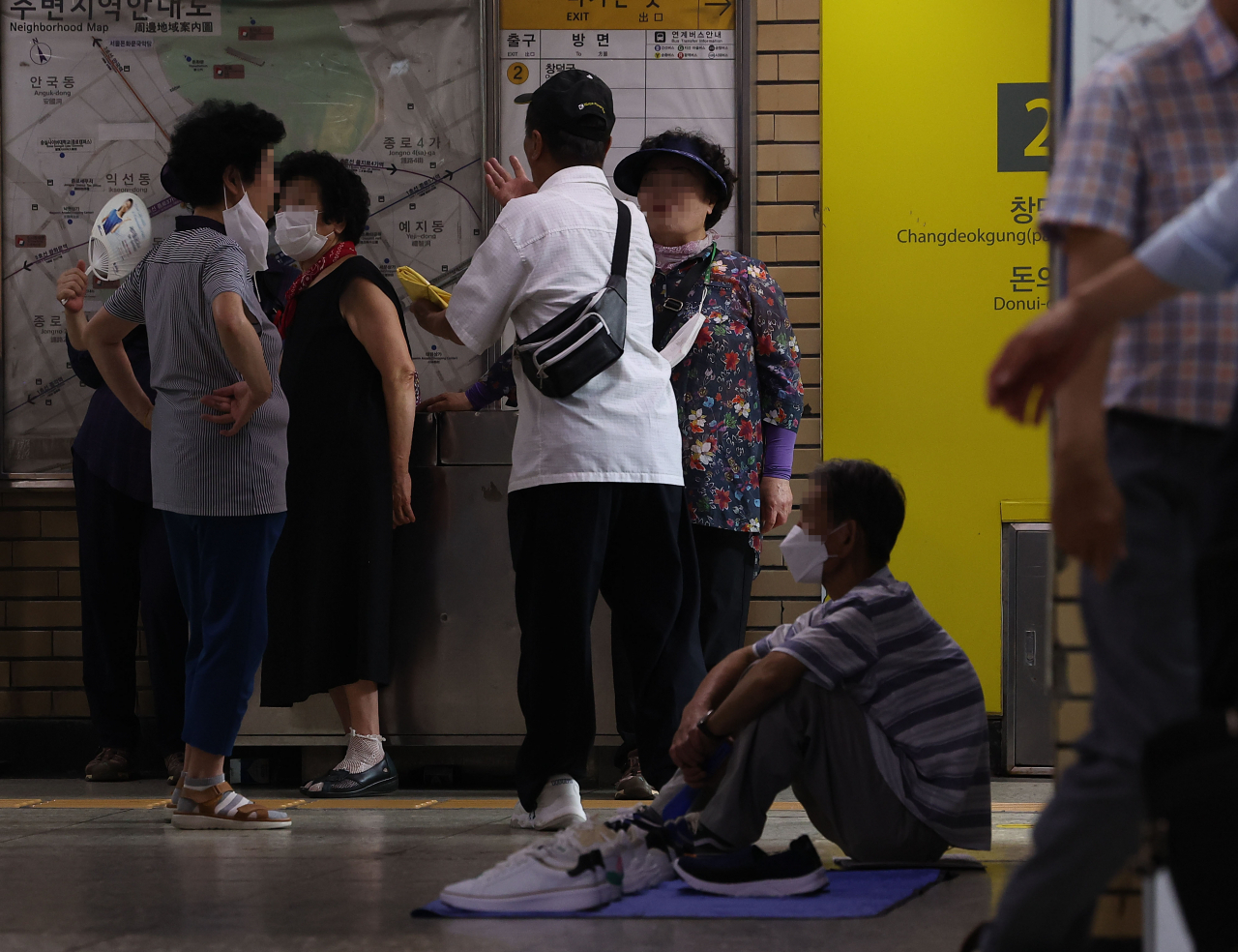 중부지방에 폭염 경보가 발효 중인 1일 서울 지하철 종로3가역 출입구에서 어르신들이 이야기를 나누고 있다. [연합]