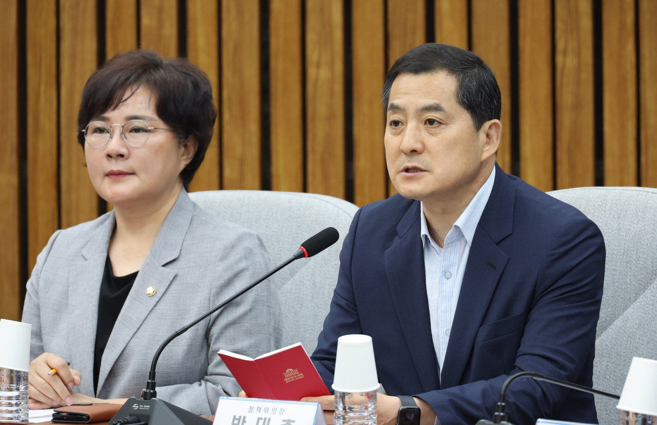 박대출 국민의힘 정책위의장(오른쪽)이 8일 오전 서울 여의도 국회에서 열린 확대당직자회의에서 발언하고 있다. [연합]
