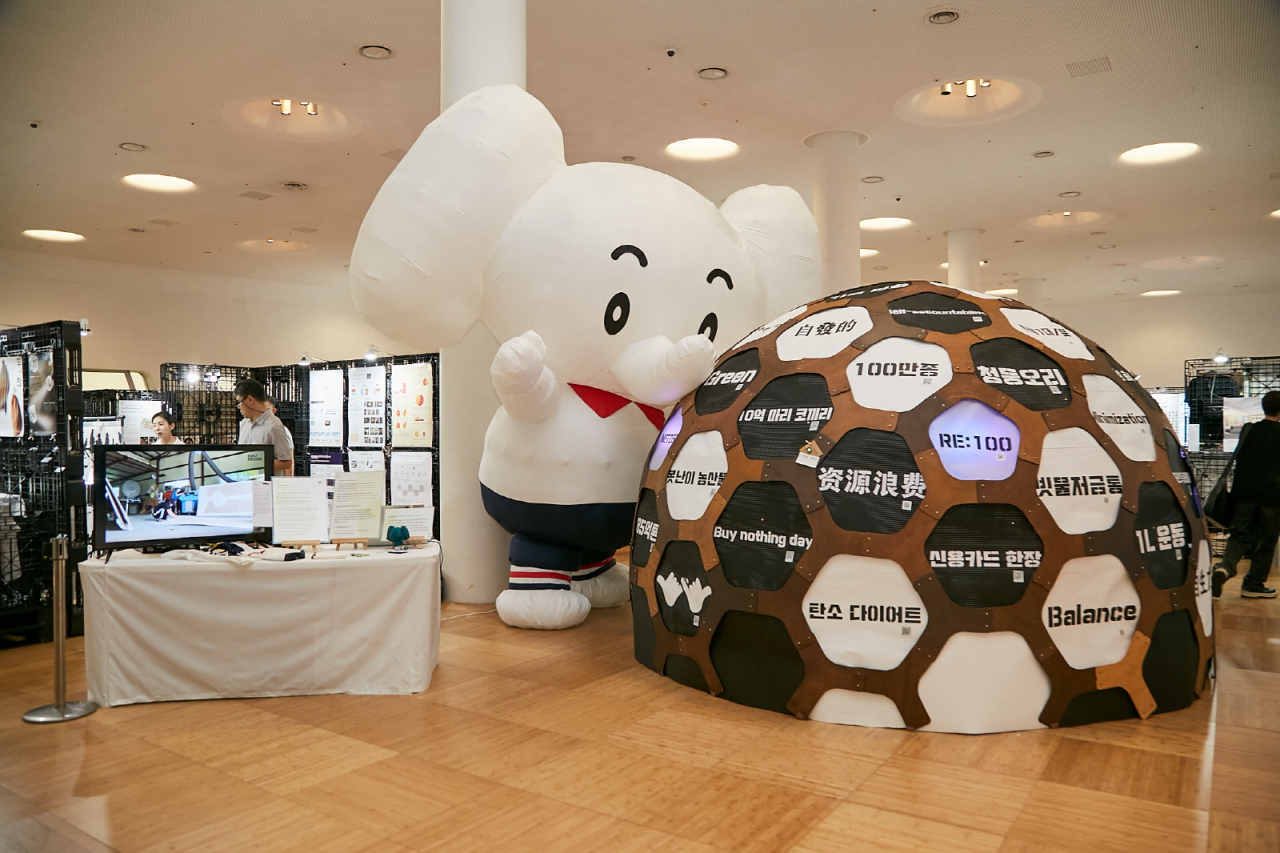 SK이노베이션의 친환경 캐릭터 ‘행코’(행복코끼리)와 함께 탄소를 잡고 지구를 지키자는 의지를 담은 ‘행코 슈퍼사인’ [SK이노베이션 제공]