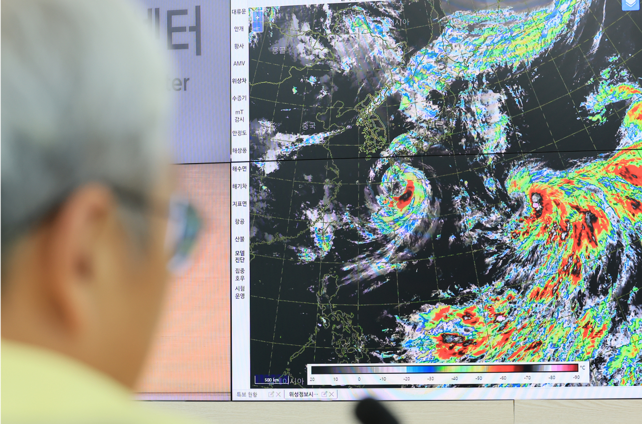 8일 제주 서귀포시 남원읍 한남리 국가태풍센터에서 센터 관계자들이 한반도를 향해 북상 중인 제6호 태풍 카눈의 경로 등을 감시·분석하고 있다. [연합]