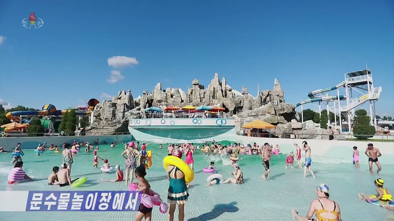 조선중앙TV는 6일 북한 지역에 폭염이 지속되고 있는 가운데 평양의 문수물놀이장, 릉라물놀이장, 만경대물놀이장에서 근로자들과 청소년학생들이 무더위를 식히려 물놀이를 즐기고 있는 영상을 내보냈다. [조선중앙TV 화면] [연합]