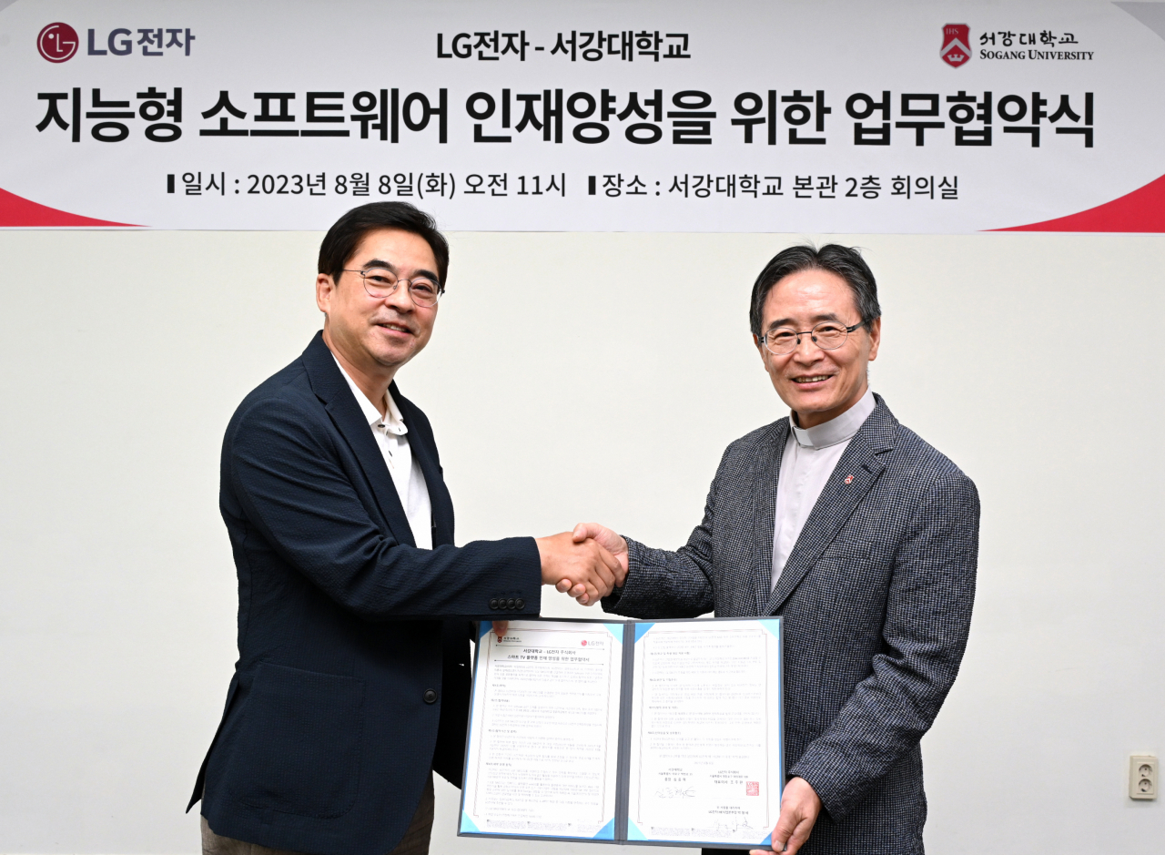LG전자와 서강대학교는 컴퓨터공학과 내에 ‘LG전자 TV SW 강의’를 신설하고, 관련 분야 우수 인재 양성과 확보를 위해 협력키로 했다. 박형세(왼쪽) LG전자 HE사업본부장, 심종혁 서강대학교 총장이 업무 협약식에 참석한 모습 [LG전자 제공]