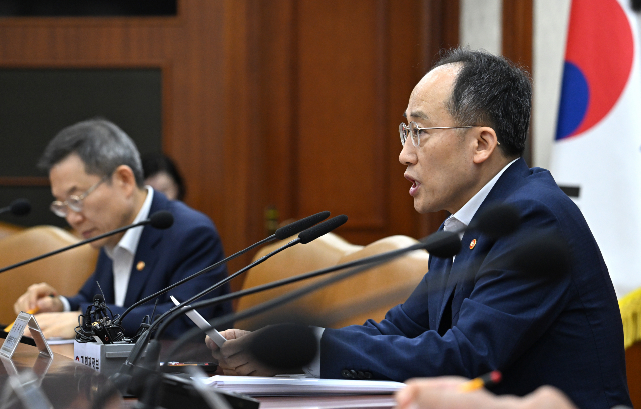 추경호 경제부총리 겸 기획재정부 장관이 9일 서울 종로구 정부서울청사에서 열린 비상경제장관회의 겸 수출 투자대책 회의에 참석해 모두발언을 하고 있다. 정부는 이날 회의에서 통관물류 규제혁신 방안을 논의하고 보세창고의 고부가가치 물류 유치 지원과 권역별 전자상거래 통관인프라 확충, 지역별 특화 물류산업 지원 등을 추진하기로 했다. 임세준 기자