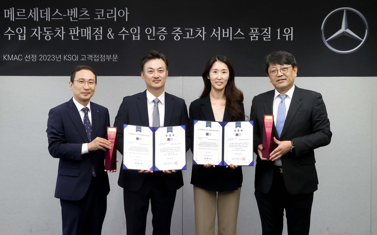이기동(왼쪽부터) 한국능률협회컨설팅 사업가치진단본부 본부장, 이범일 메르세데스-벤츠 코리아 리테일 영업 부문 상무, 최유미 메르세데스-벤츠 코리아 법인영업, 인증중고차 및 밴 부문 상무, 이립 한국능률협회컨설팅 상무가 기념 촬영을 하는 모습. [메르세데스-벤츠 코리아 제공]