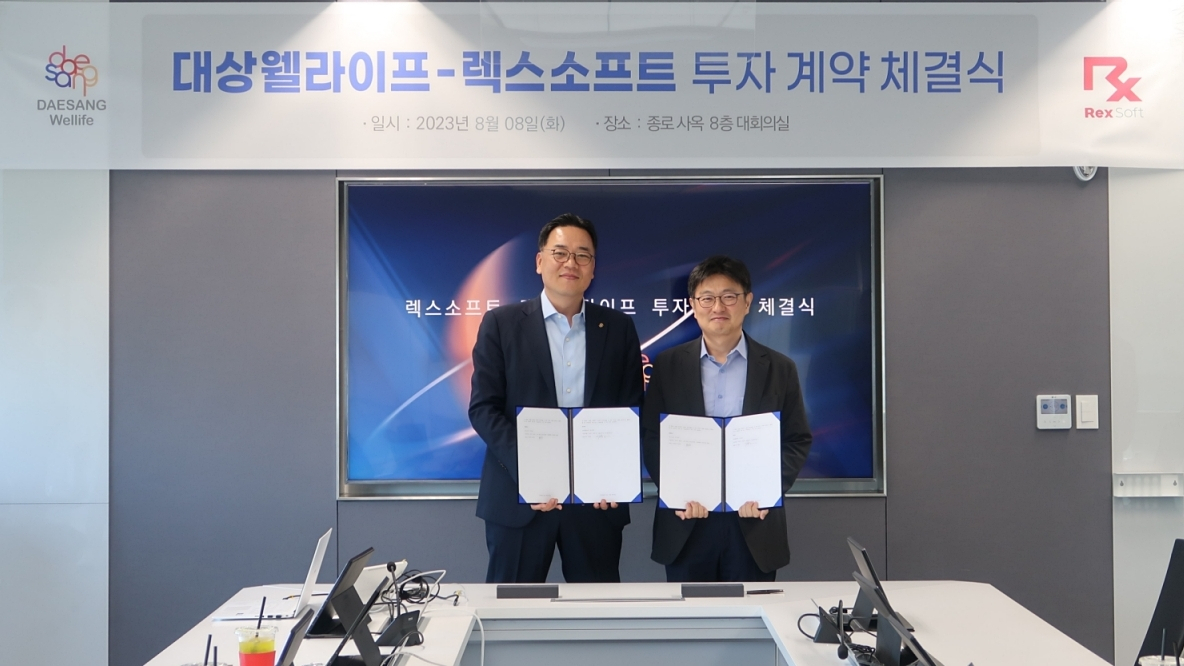 8일 서울 종로구 대상웰라이프 사옥에서 열린 대상웰라이프-렉스소프트 투자 계약 체결식에 참석한 서훈교(왼쪽) 대상웰라이프 대표이사와 원성호 렉스소프트 대표이사 [대상웰라이프 제공]