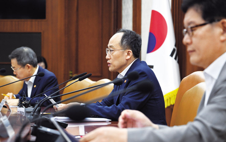추경호 경제부총리 겸 기획재정부 장관이 9일 서울 종로구 정부서울청사에서 열린 비상경제장관회의 겸 수출 투자대책 회의에 참석해 모두발언을 하고 있다. 정부는 이날 회의에서 통관물류 규제혁신 방안을 논의하고 보세창고의 고부가가치 물류 유치 지원과 권역별 전자상거래 통관인프라 확충, 지역별 특화 물류산업 지원 등을 추진하기로 했다. 임세준 기자