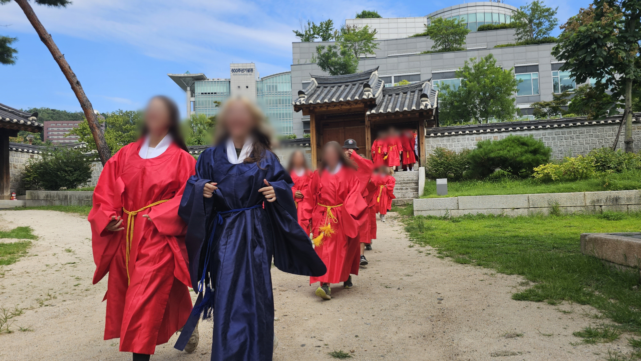 9일 오전 성균관대 인문사회과학캠퍼스에서 잼버리 대원들이 한복을 착용한 채 캠퍼스를 누비고 있다. [정목희 기자]