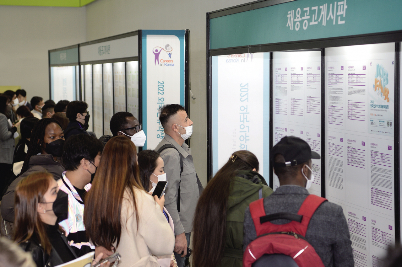 지난해 우리나라 체류 외국인은 212만3000명에 이른다. 사진은 지난해 열린 외국인유학생채용박람회에서 외국인이 채용공고를 확인하는 모습 [연합]