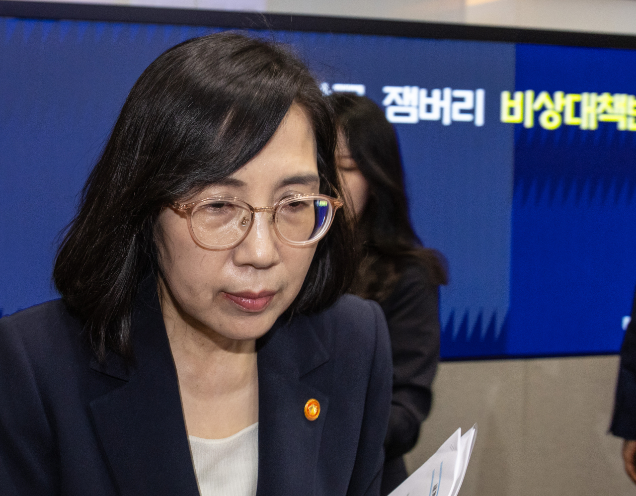 김현숙 여성가족부 장관이 9일 오전 서울 종로구 정부서울청사 내 상황실에서 열린 새만금 잼버리 비상대책반 회의에 입장하고 있다. [연합]