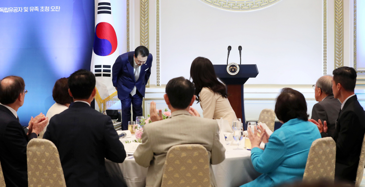 윤석열 대통령이 9일 청와대 영빈관에서 열린 독립유공자 및 유족 초청 오찬에서 환영사에 앞서 허리 숙여 인사하고 있다. [연합]