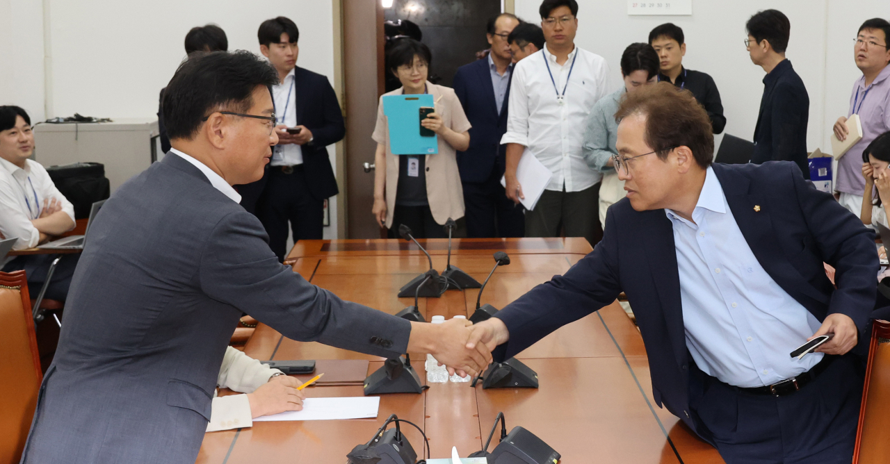 9일 국회에서 열린 여야 수해복구 공동회의에서 이양수 국민의힘 원내수석부대표(왼쪽)와 송기헌 더불어민주당 원내수석부대표가 인사하고 있다. [연합]