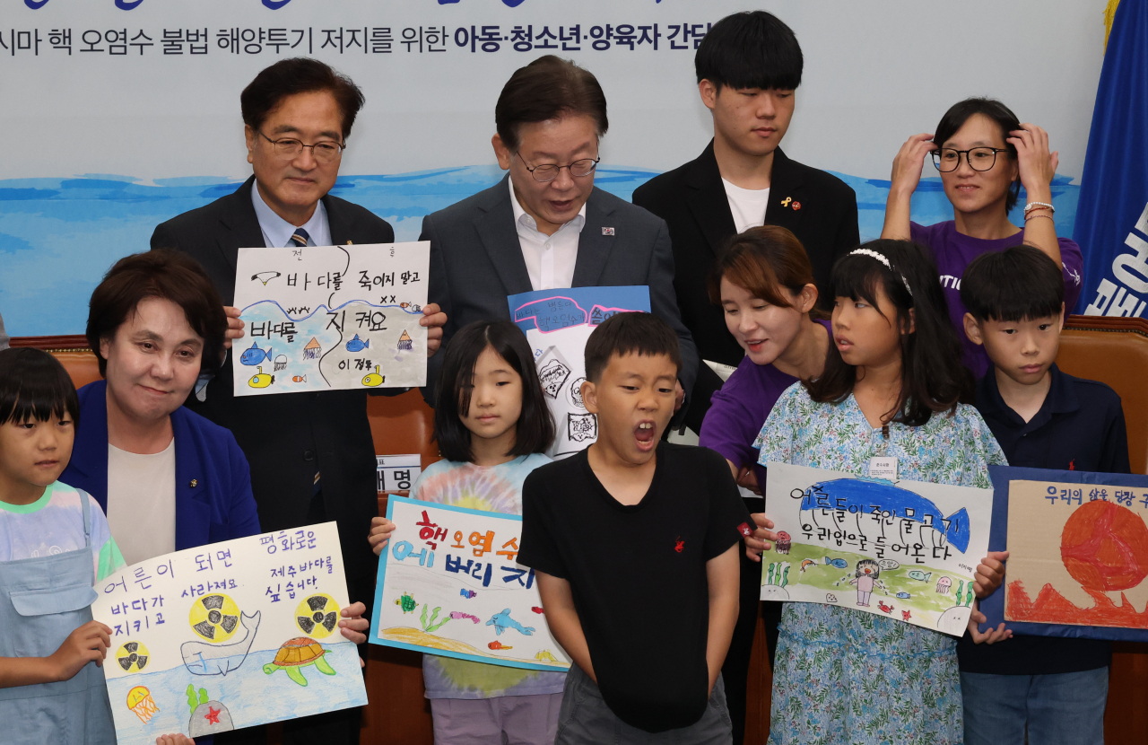 이재명 더불어민주당 대표가 8일 국회에서 열린 후쿠시마 핵 오염수 저지를 위한 아동, 청소년, 양육자 간담회에서 참석자들과 기념촬영을 하고 있다. [연합]