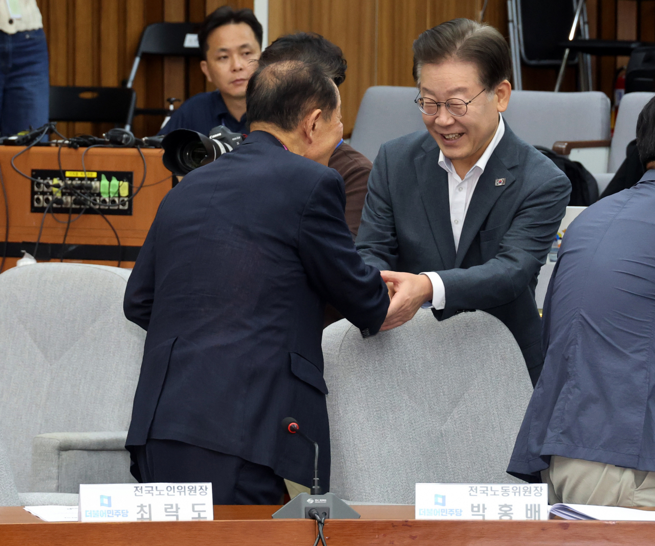 이재명 더불어민주당 대표가 9일 국회에서 열린 확대간부회의에서 최락도 전국노인위원장과 인사하고 있다. [연합]