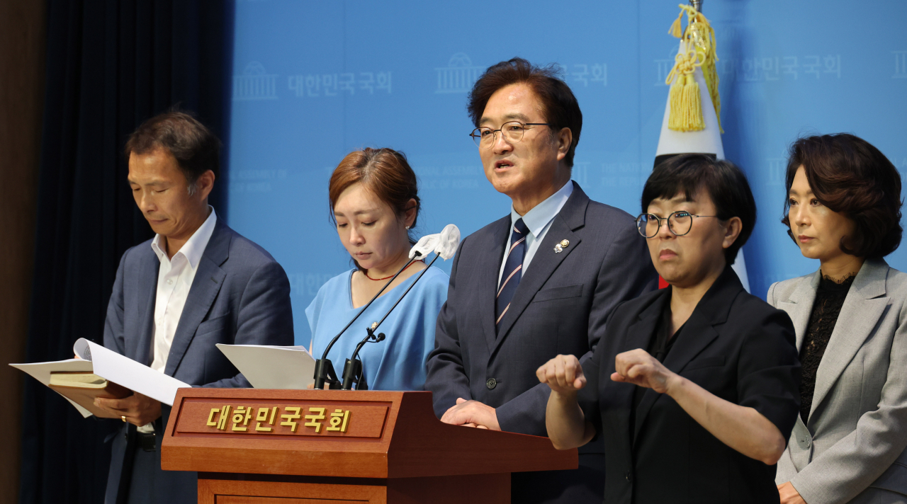 9일 오전 서울 여의도 국회 소통관에서 열린 더불어민주당 후쿠시마원전오염수 해양투기저지 총괄대책위의 '유엔인권이사회 특별절차 진정 취지 설명 기자회견'에서 우원식 의원이 발언하고 있다. [연합]