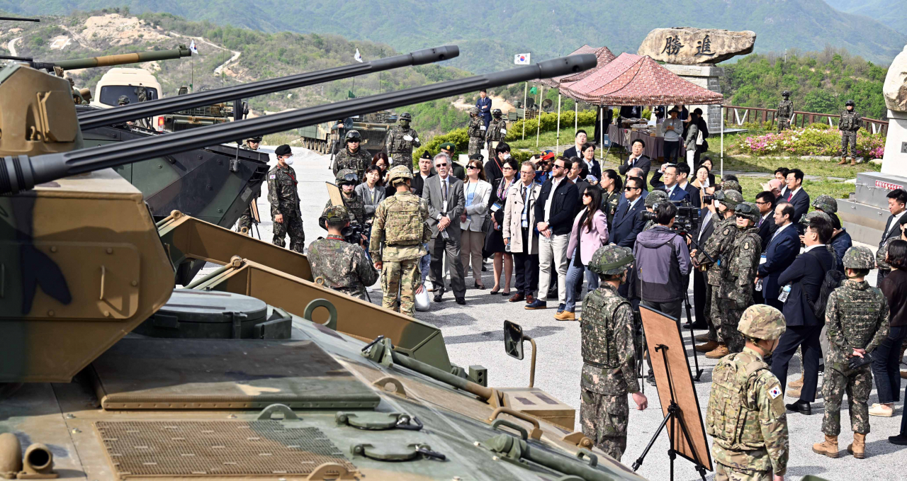지난 5월10일 18개국 주한 외교단이 경기도 포천 육군 제8기동사단을 방문해 실전 배치된 국산 무기에 대한 설명을 듣는 모습. [외교부 제공]