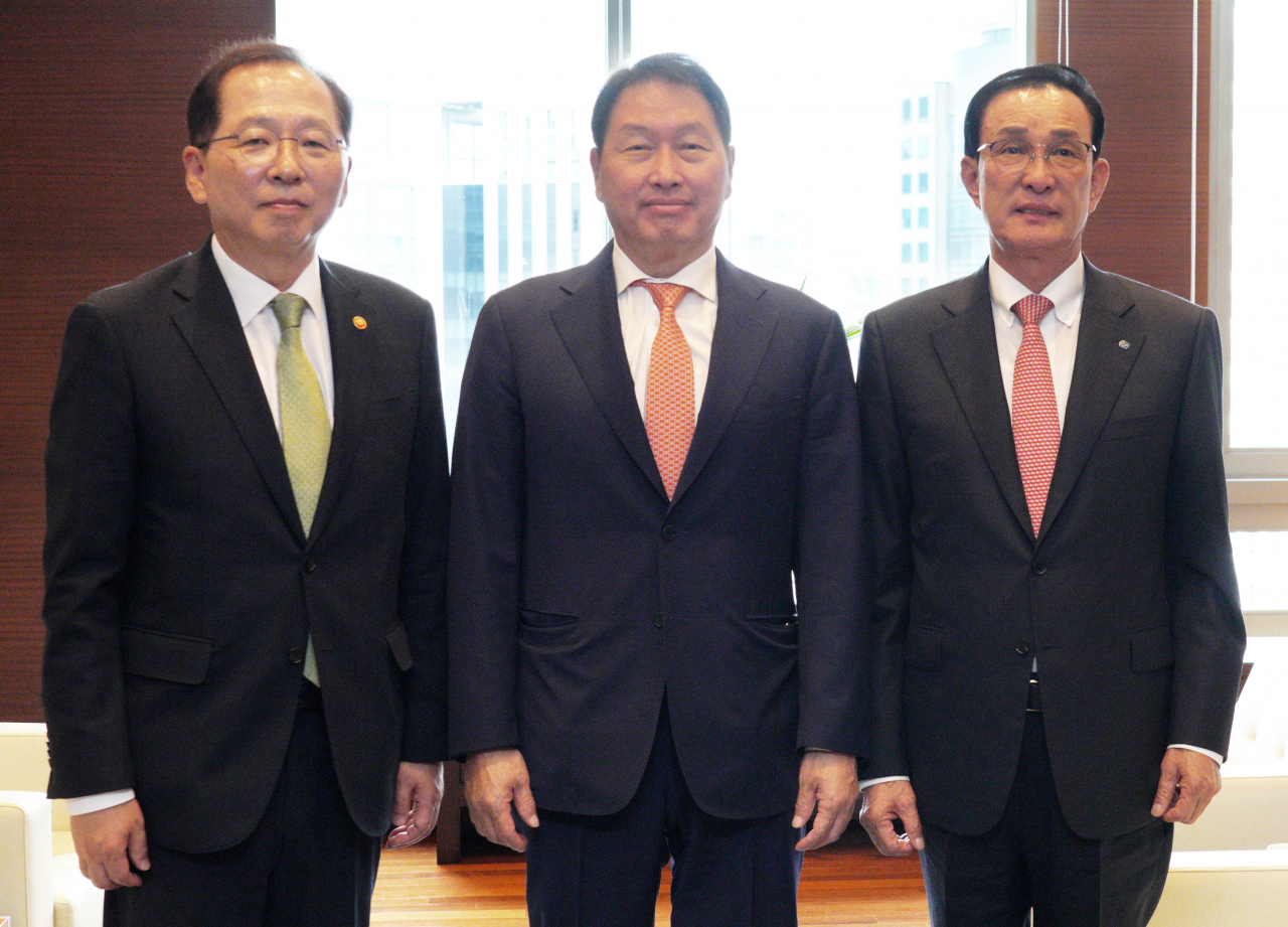 최태원(가운데) 대한상공회의소 회장과 조승환(왼쪽) 해양수산부 장관, 노동진 수협중앙회 회장이 9일 서울 상의회관에서 면담에 앞서 기념촬영을 하고 있다. [상의 제공]