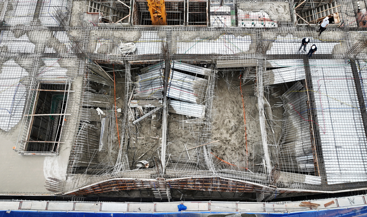 A view from above of the building in Anseong, Gyeonggi Province, where the top floor collapsed, crushing two workers and injuring four others (Yonhap)