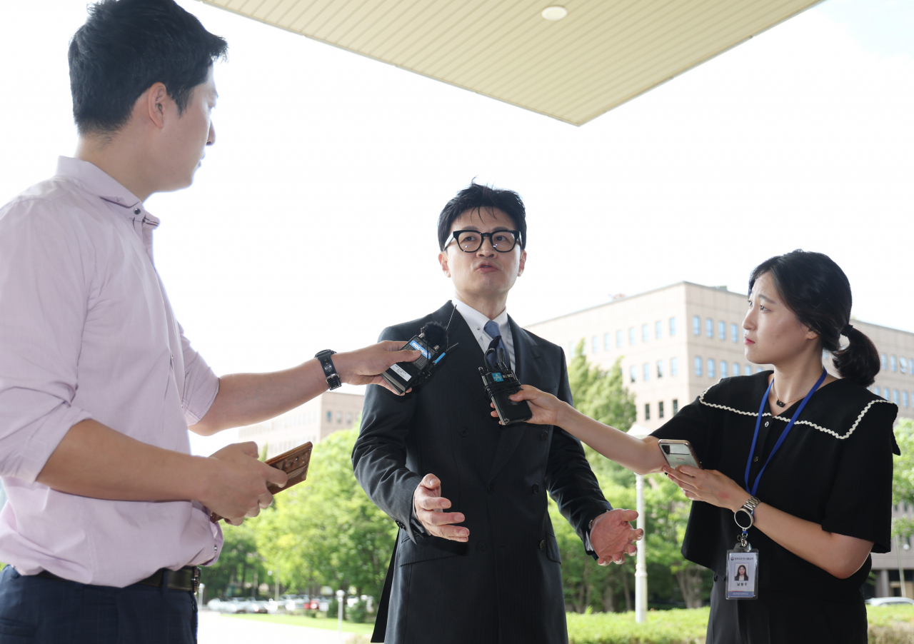 사면심사위원회가 열린 9일 위원장을 맡은 한동훈 법무부 장관이 정부과천청사로 출근하던 중 기자들의 질문에 답하고 있다. [연합]