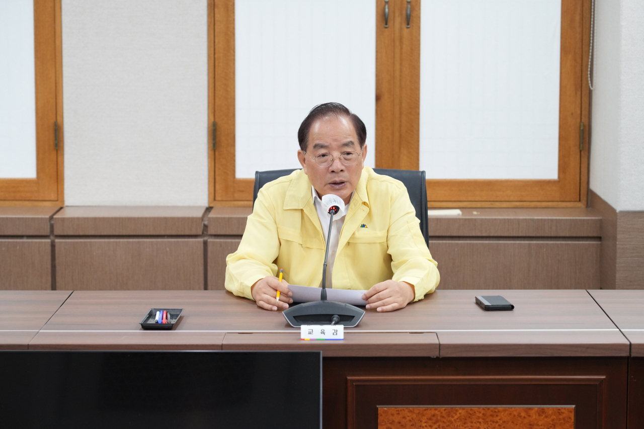 하윤수 교육감이 9일 재난대응 상황점검회의를 주재하고 있다. [사진=부산시교육청]