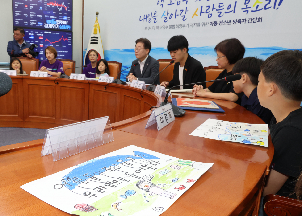 이재명 더불어민주당 대표가 8일 국회에서 열린 후쿠시마 핵 오염수 저지를 위한 아동, 청소년, 양육자 간담회에 참석하고 있다. [연합]