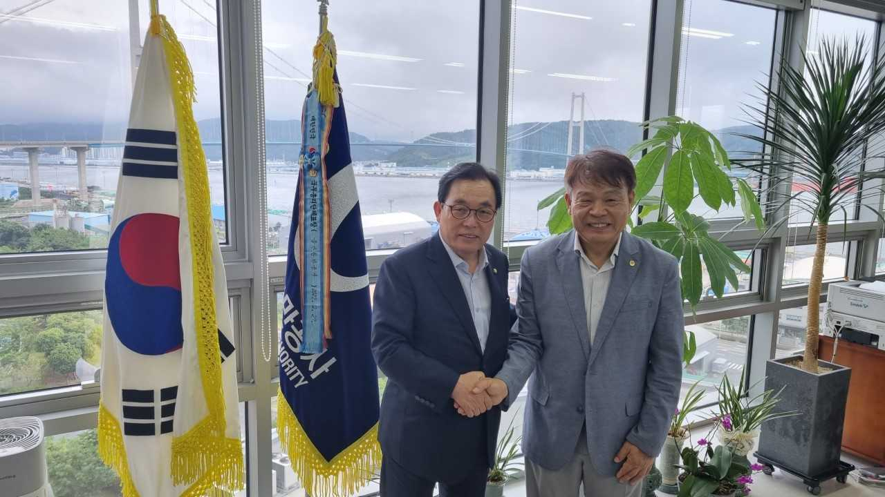 이채익(왼쪽) 국민의힘 울산시당위원장이 9일 오후 울산항만공사를 방문해 김재균 사장과 환담을 나눴다.[사진=울산항만공사]