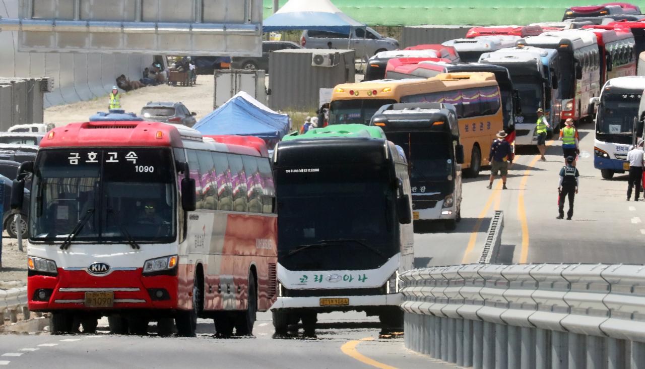 2023 새만금 세계스카우트 잼버리 대원들을 태운 버스가 8일 전북 부안군 잼버리 야영장을 떠나고 있다. [연합]