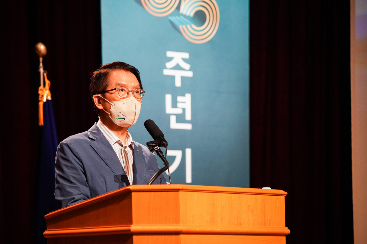 신창재 교보생명 대표이사 겸 이사회 의장이 7일 광화문 교보생명 본사에서 열린 창립 65주년 기념식에서 기념사를 하고 있다. [교보생명 제공]