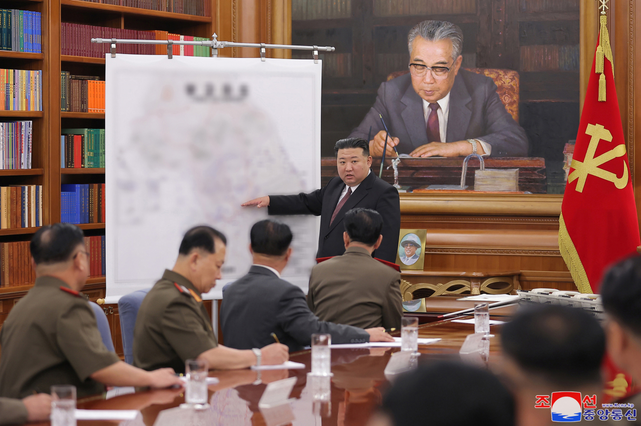 북한 조선중앙통신은 북한 노동당 중앙군사위원회 제8기 제7차 확대회의가 지난 9일 당중앙위원회 본부청사에서 진행됐다고 10일 보도했다. 김 위원장은 회의에서 지금의 한반도 지역 정세를 심도있게 개괄 분석하고 군대의 전쟁 준비를 공세적으로 더욱 다그치는 것에 대한 강령적 결론을 했다고 통신은 전했다. 이날 회의에서 북한은 박수일 대장을 총참모장에서 해임하고 리영길 차수를 후임에 임명했다. 통신은 또 정권 수립 75주년(9·9절)을 맞아 '민간무력 열병식'을 개최할 예정이라고 전했다. [국내에서만 사용가능. 재배포 금지. For Use Only in the Republic of Korea. No Redistribution] [연합뉴스]