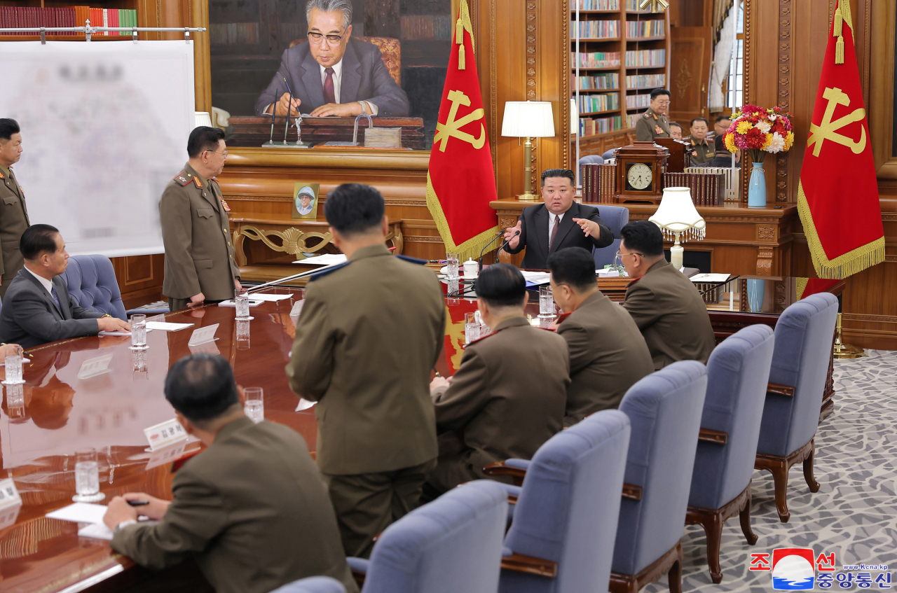 북한 조선중앙통신은 북한 노동당 중앙군사위원회 제8기 제7차 확대회의가 지난 9일 당중앙위원회 본부청사에서 진행됐다고 10일 보도했다. 김 위원장은 회의에서 지금의 한반도 지역 정세를 심도있게 개괄 분석하고 군대의 전쟁 준비를 공세적으로 더욱 다그치는 것에 대한 강령적 결론을 했다고 통신은 전했다. 이날 회의에서 북한은 박수일 대장을 총참모장에서 해임하고 리영길 차수를 후임에 임명했다. 통신은 또 정권 수립 75주년(9·9절)을 맞아 '민간무력 열병식'을 개최할 예정이라고 전했다. [국내에서만 사용가능. 재배포 금지. For Use Only in the Republic of Korea. No Redistribution] [연합뉴스]