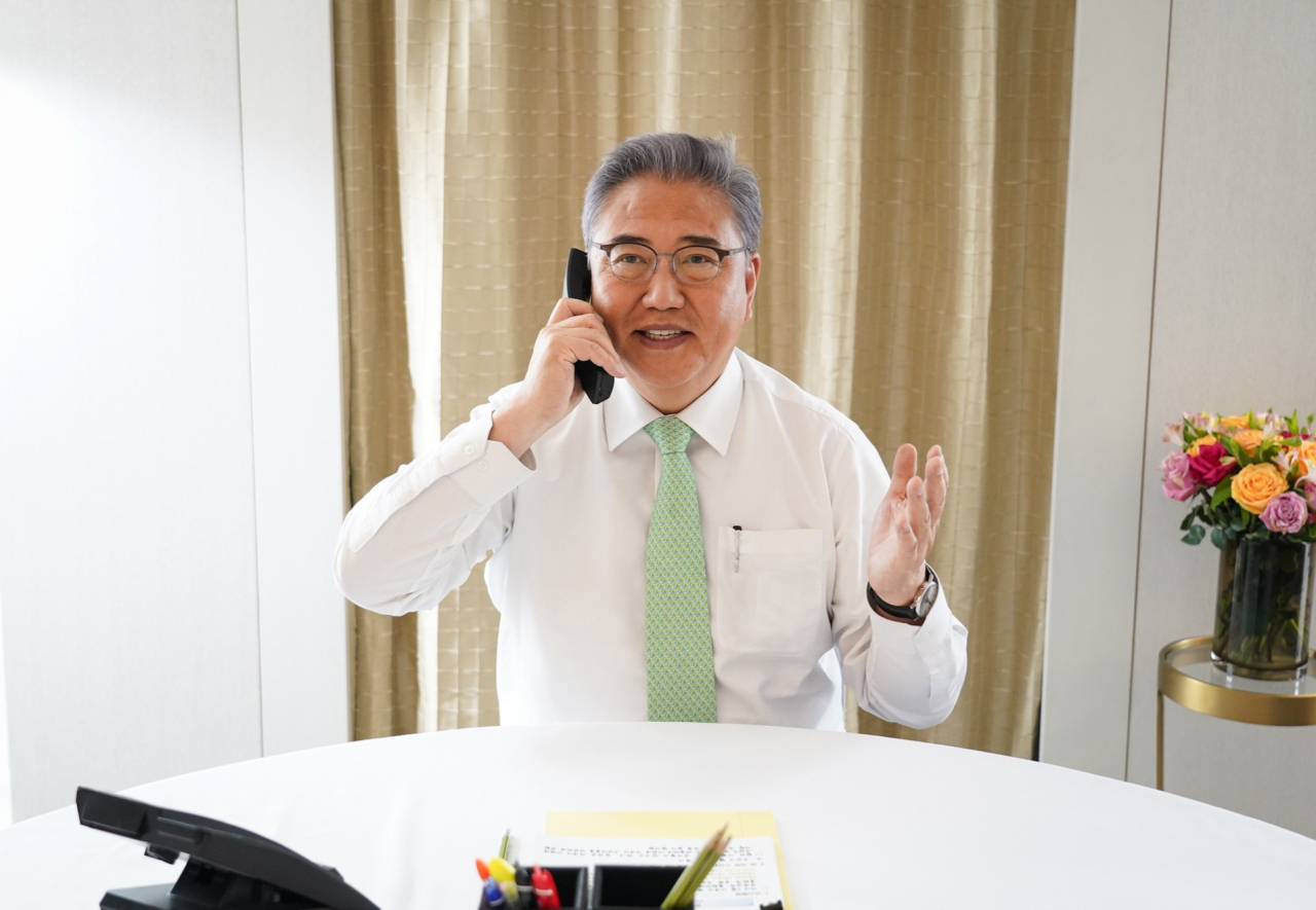 에티오피아를 방문 중인 박진 외교부 장관이 9일(현지시간) 토니 블링컨 미 국무장관과 전화통화를 하고 있다. [외교부 제공]