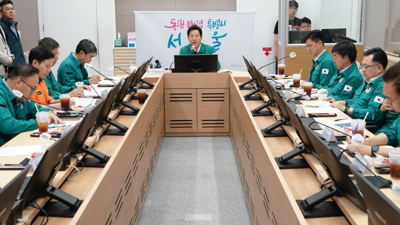 오세훈 서울시장이 8일 서울시청에서 열린 제6호 태풍 '카눈' 대응 긴급 대책회의에서 발언하고 있다. [연합]