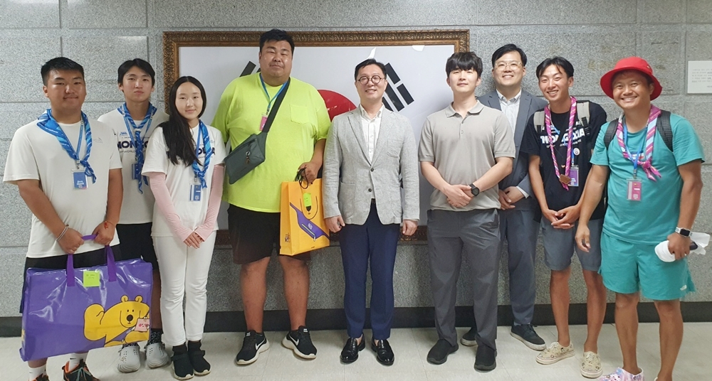 CU가 9일 세계 스카우트 잼버리 대회를 지원하고 해외 사업국과의 파트너십을 강화하기 위해 몽골과 말레이시아 대원 700여 명에게 깜짝 선물을 전달했다. [BGF리테일 제공]