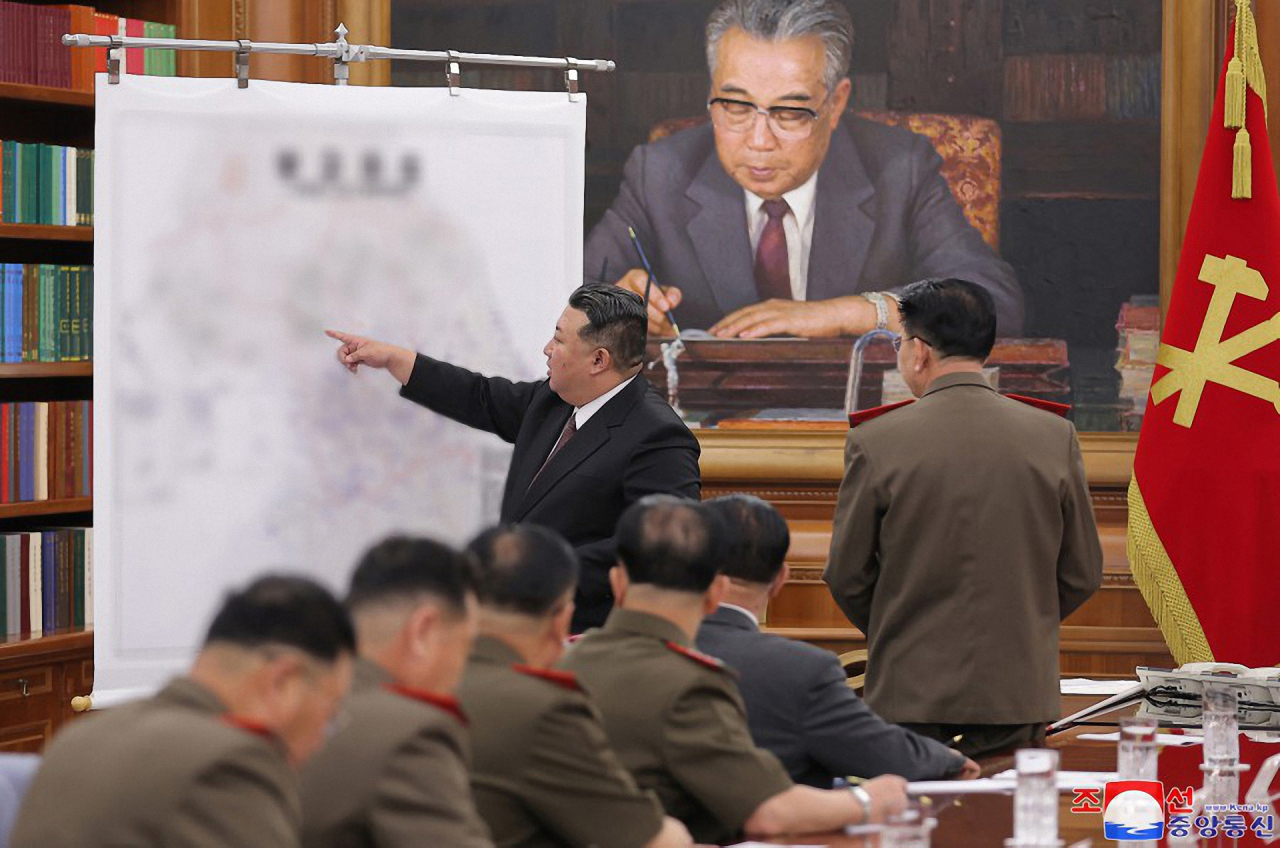 북한 조선중앙통신은 북한 노동당 중앙군사위원회 제8기 제7차 확대회의가 지난 9일 당중앙위원회 본부청사에서 진행됐다고 10일 보도했다. 김 위원장은 회의에서 지금의 한반도 지역 정세를 심도있게 개괄 분석하고 군대의 전쟁 준비를 공세적으로 더욱 다그치는 것에 대한 강령적 결론을 했다고 통신은 전했다. [조선중앙통신 홈페이지 캡처] [연합]