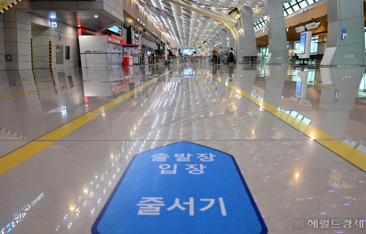 6호 태풍 '카눈'이 북상하면서 대부분 제주행 항공기가 결항된 가운데 10일 오전 서울 강서구 김포공항 대합실이 휴가철임에도 불구하고 한산하다. 이상섭 기자