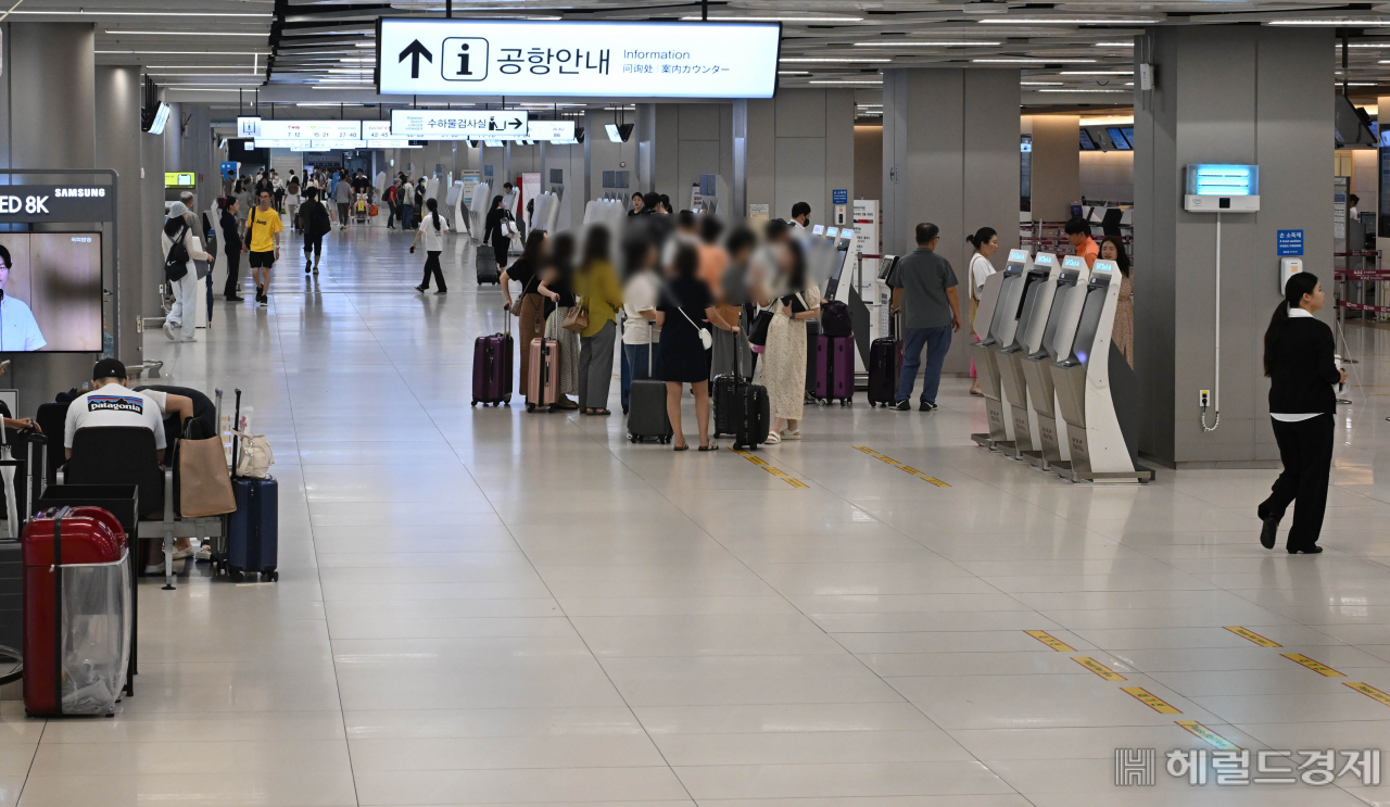 6호 태풍 '카눈'이 북상하면서 대부분 제주행 항공기가 결항된 가운데 10일 오전 서울 강서구 김포공항 대합실이 휴가철임에도 불구하고 한산하다. 이상섭 기자