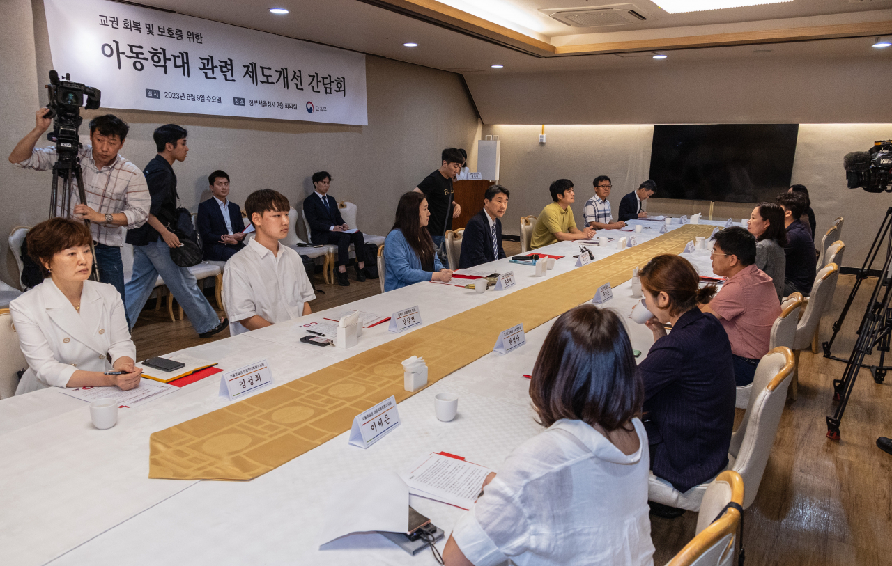 이주호 부총리 겸 교육부 장관이 9일 오후 서울 종로구 정부서울청사에서 열린 교권 회복 및 보호를 위한 아동학대 관련 제도개선 간담회 참석해 인사말을 마치고 있다. 연합뉴스