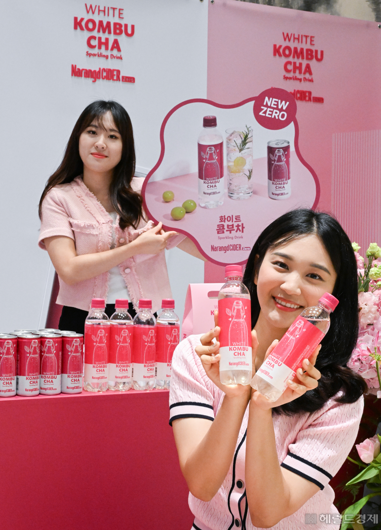 동아오츠카 '나랑드사이다 화이트콤부차' 출시행사가 10일 서울 동대문구 동아오츠카에서 열려 모델들이 제품을 선보이고 있다. 임세준 기자