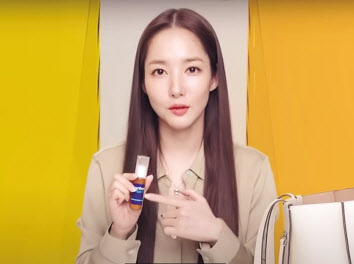 박민영 배우가 자신의 유튜브 채널에서 가방 안에 든 오쏘몰 이뮨 비타민을 소개하고 있다. [유튜브 그냥, 박민영 캡쳐]