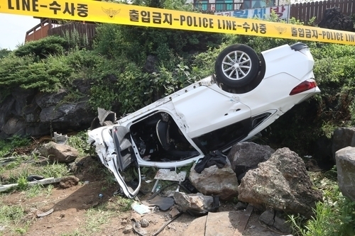 술 취해 제주 해안도로에서 정원 초과 렌터카를 과속으로 몰다가 사상자 7명을 낸 20대 운전자가 항소심에서도 징역 7년을 선고받았다. 관련 사진. [연합]