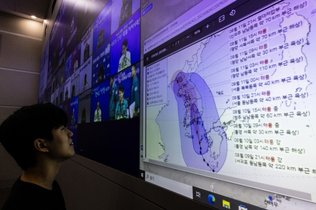 태풍 ‘카눈’ 상륙으로 전국에 태풍 특보가 발표된 10일 오전 정부서울청사. [연합]
