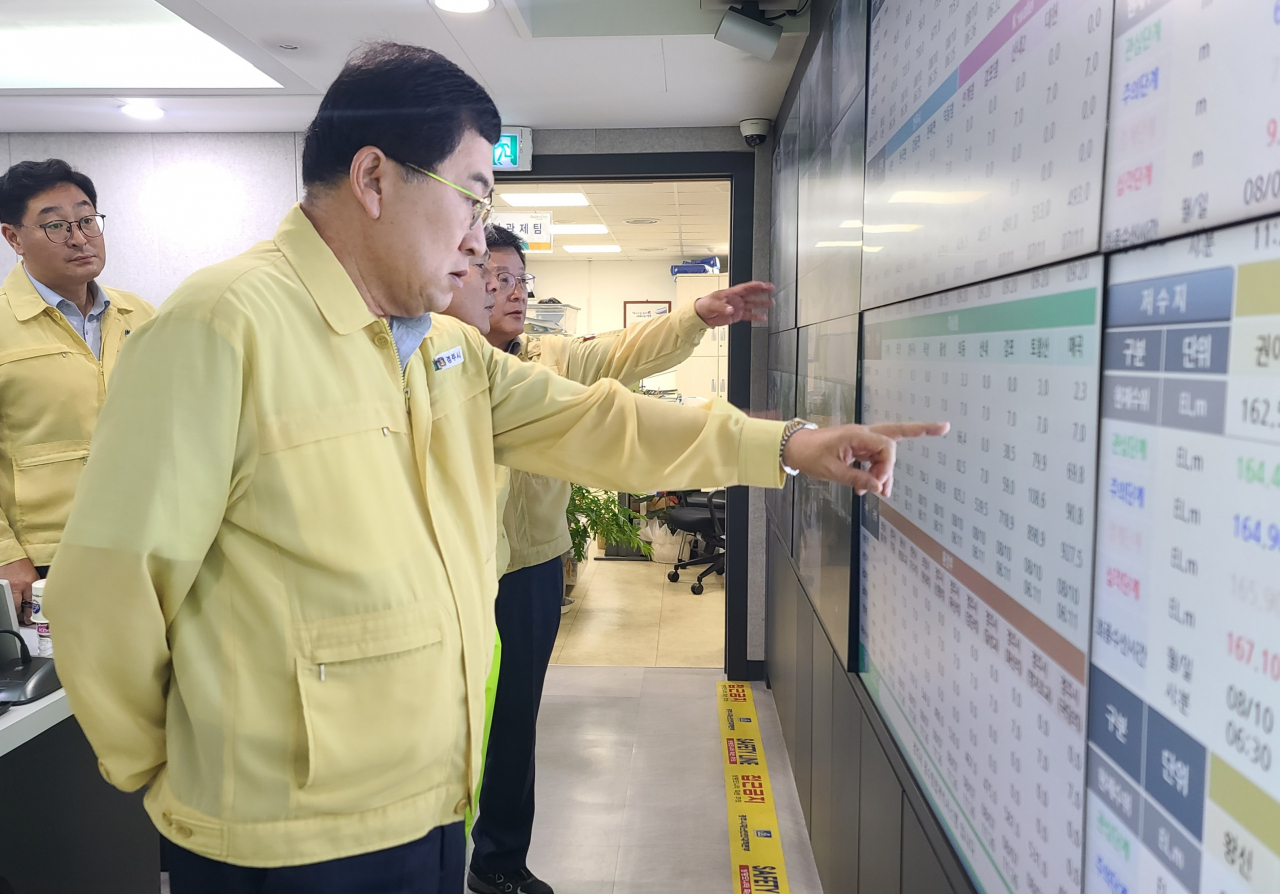 주낙영 경주시장이 태풍상황을 점검하고 있다.[경주시 제공]