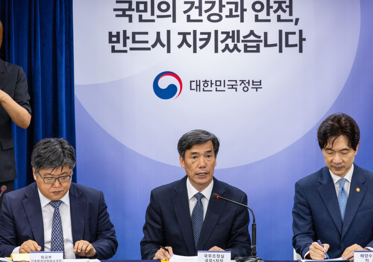 박구연 국무조정실 1차장(가운데)이 10일 오전 서울 종로구 정부서울청사에서 열린 후쿠시마 원전 오염수 방류 관련 일일 브리핑에 참석해 언론 보도와 관련한 정부의 입장을 설명하고 있다. [연합]